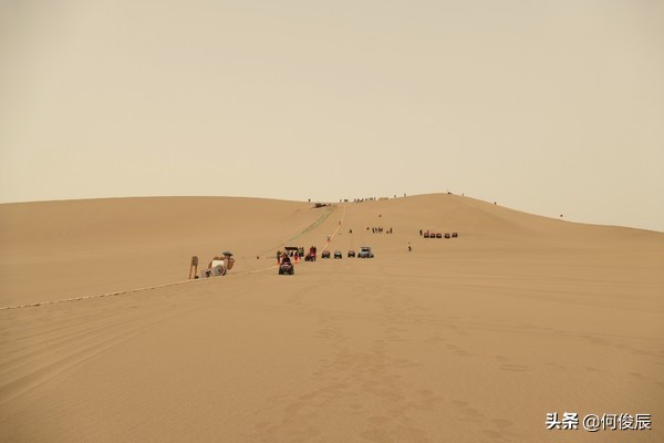 鸣沙山月牙泉堆满了游客,鸣沙山月牙泉景区