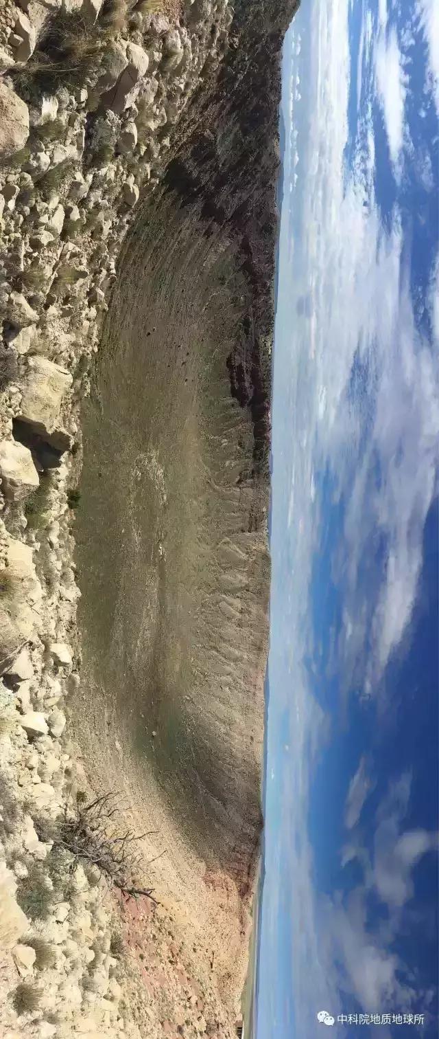 墨西哥海湾陨石撞击坑深度30km,较大的陨石撞击坑又称环形山
