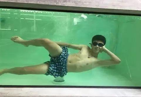 国外某熊孩子自告奋勇去擦缸把龙鱼吓脱臼了！