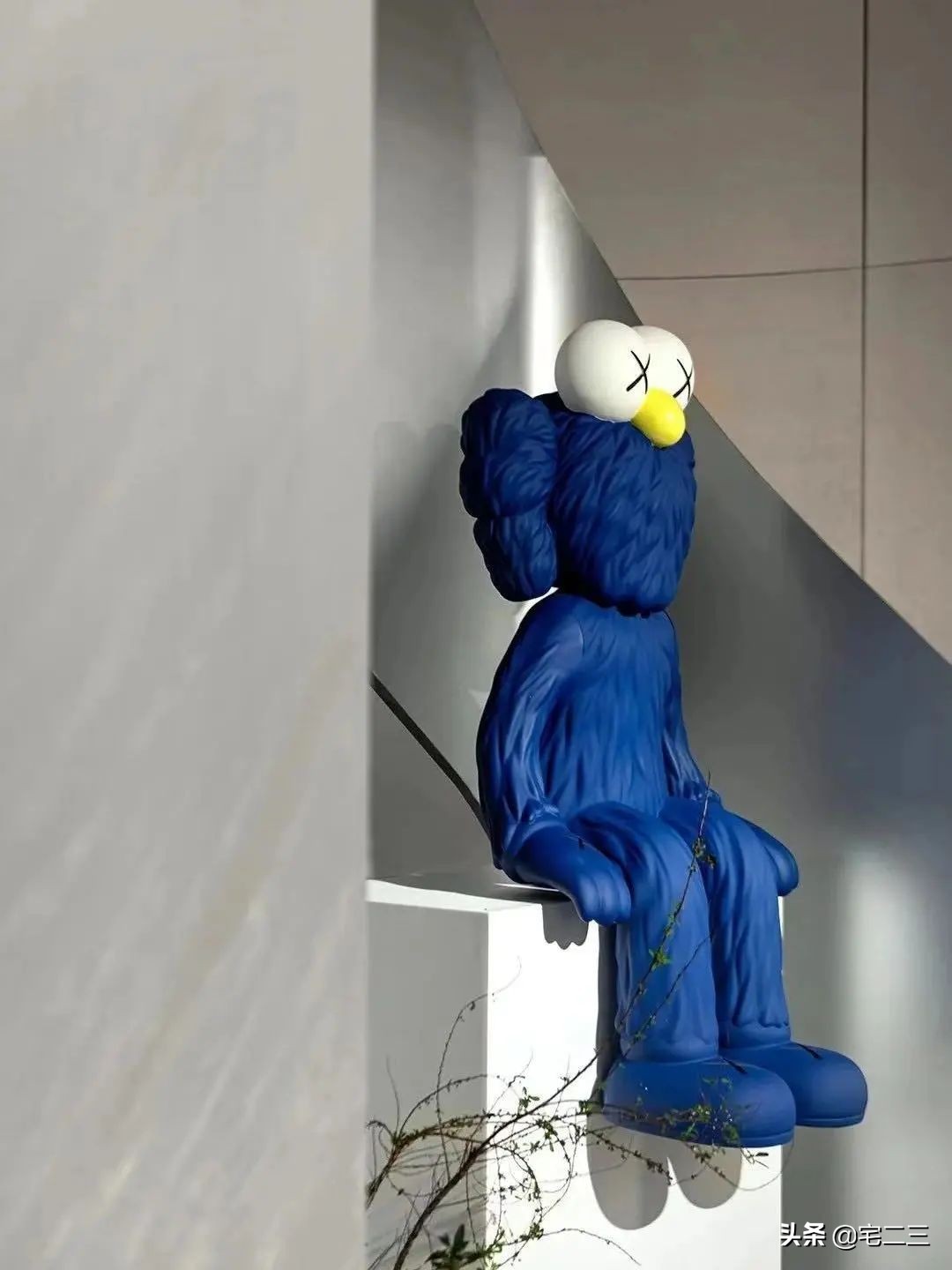 从KAWS、村上隆到草间弥生,为什么潮玩艺术也进军家居界了?