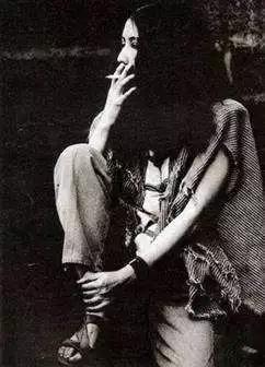 三毛：她走遍万水千山，却用一双*袜丝**自缢身亡