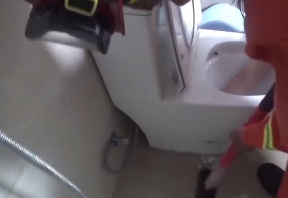 百岁老人被卡马桶消防10分钟救出,七旬老人被卡一夜消防员钻墙缝救