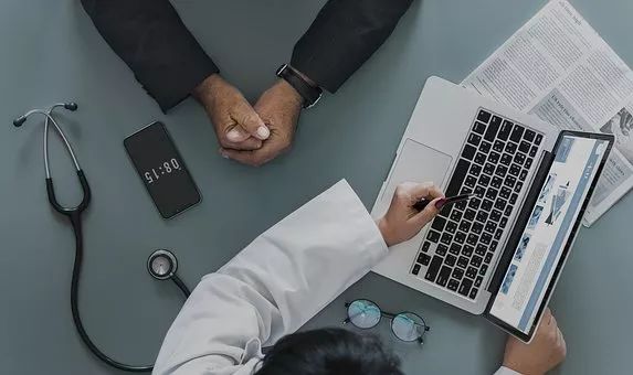 女子患癌遭保险拒赔,女子患癌保险公司拒赔15万