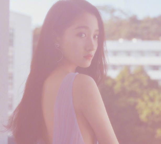 脸长的女生适合什么扎发,脸大发量多的女生适合什么扎发