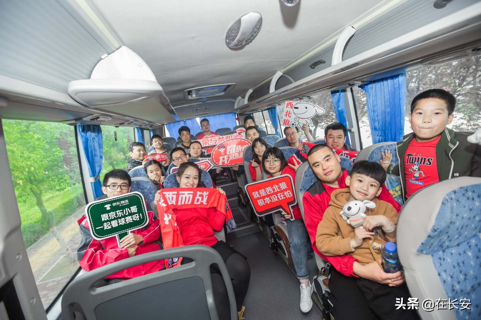 京东快递员福利,京东快递小哥送比赛用球