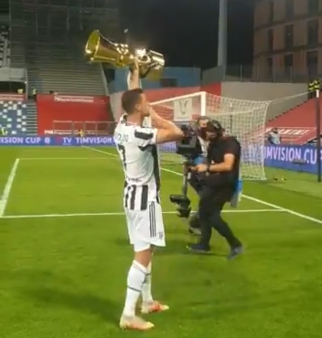 C罗单手高举奖杯！向球迷献飞吻，竖三根手指，寓意三冠大满贯？