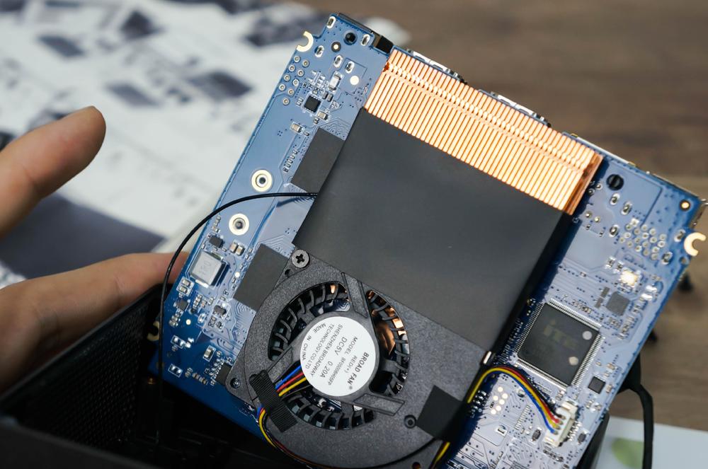 有意思：没想到电视盒般大小会是电脑，零刻EQ55上手体验