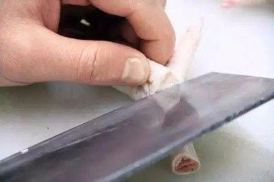 最详细鸡爪焯水剔骨教程,整鸡去骨正宗做法