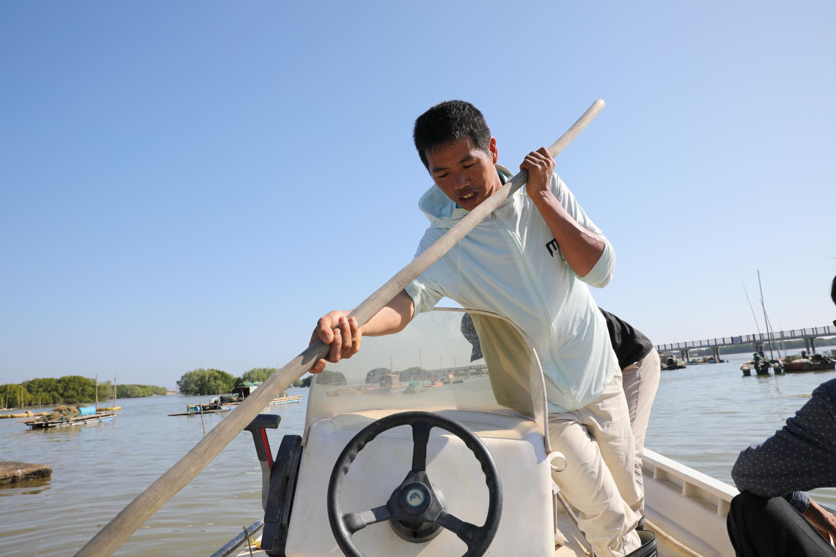 渔农小池：从小学辍学的打鱼人到成为粉丝过百万的“赶海网红”