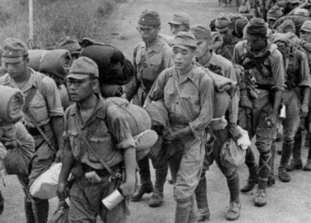 二战日军打仗都背着背包,二战日军背包是怎么背上去的