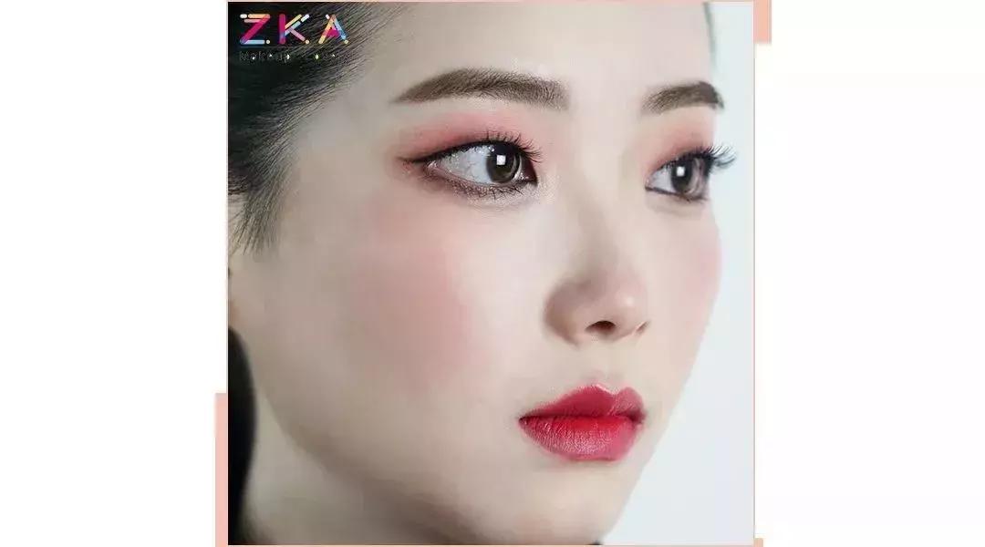 单眼皮御姐装妆容新手,同一个人御姐妆容与萝莉妆容对比