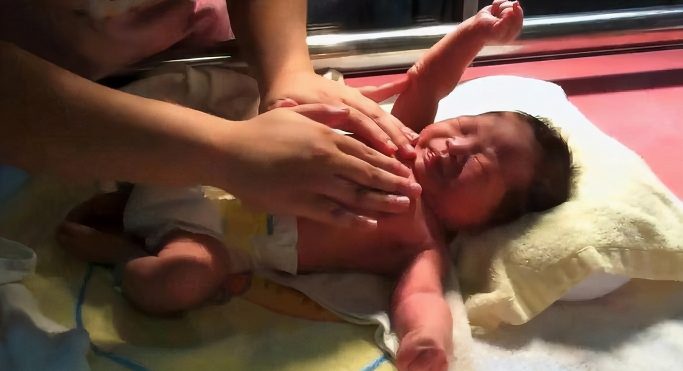 宝宝攒肚拉不出来怎么办,宝宝攒肚后臭臭是什么样的