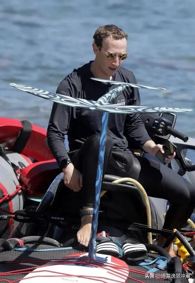 手举*旗国**，脚踏电动冲浪板，37岁的科技亿万富翁也爱浪