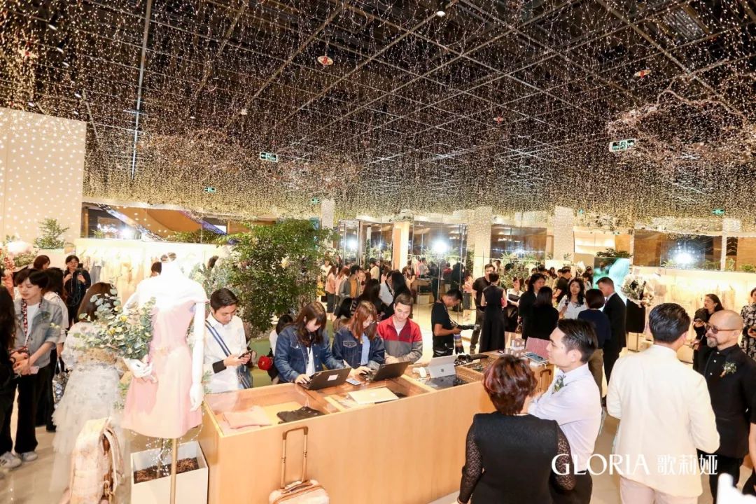 这个品牌把星空搬进店里，路过的人都大呼：太惊艳了