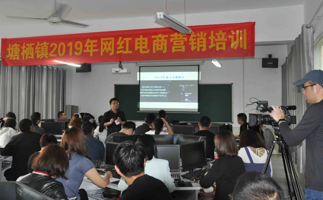 从微店售卖、朋友圈营销到直播带货...看“90后辣妈”变身塘栖枇杷电商“大神”