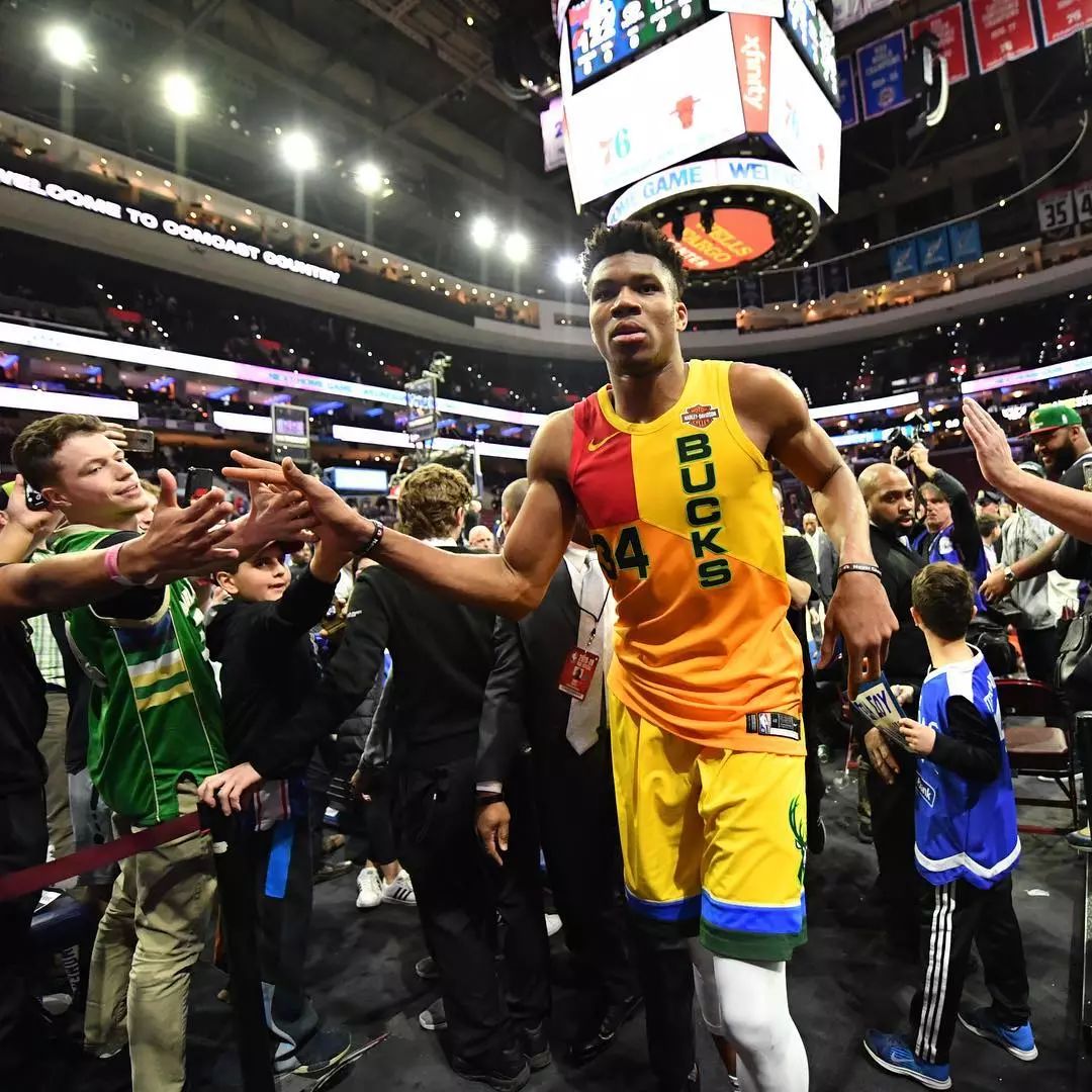 球场冲突拿东西砸人,篮球冲突拿板凳砸人