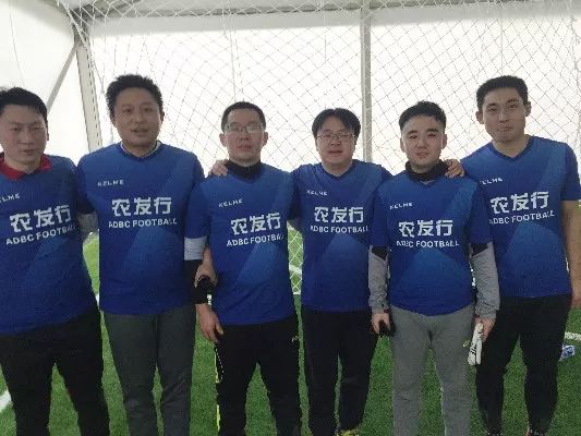 回首过去我们风雨同舟,足球我们依然坚守