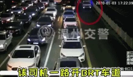 无证驾驶被拦闹市疯狂冲卡,女司机夜晚冲卡被交警围追