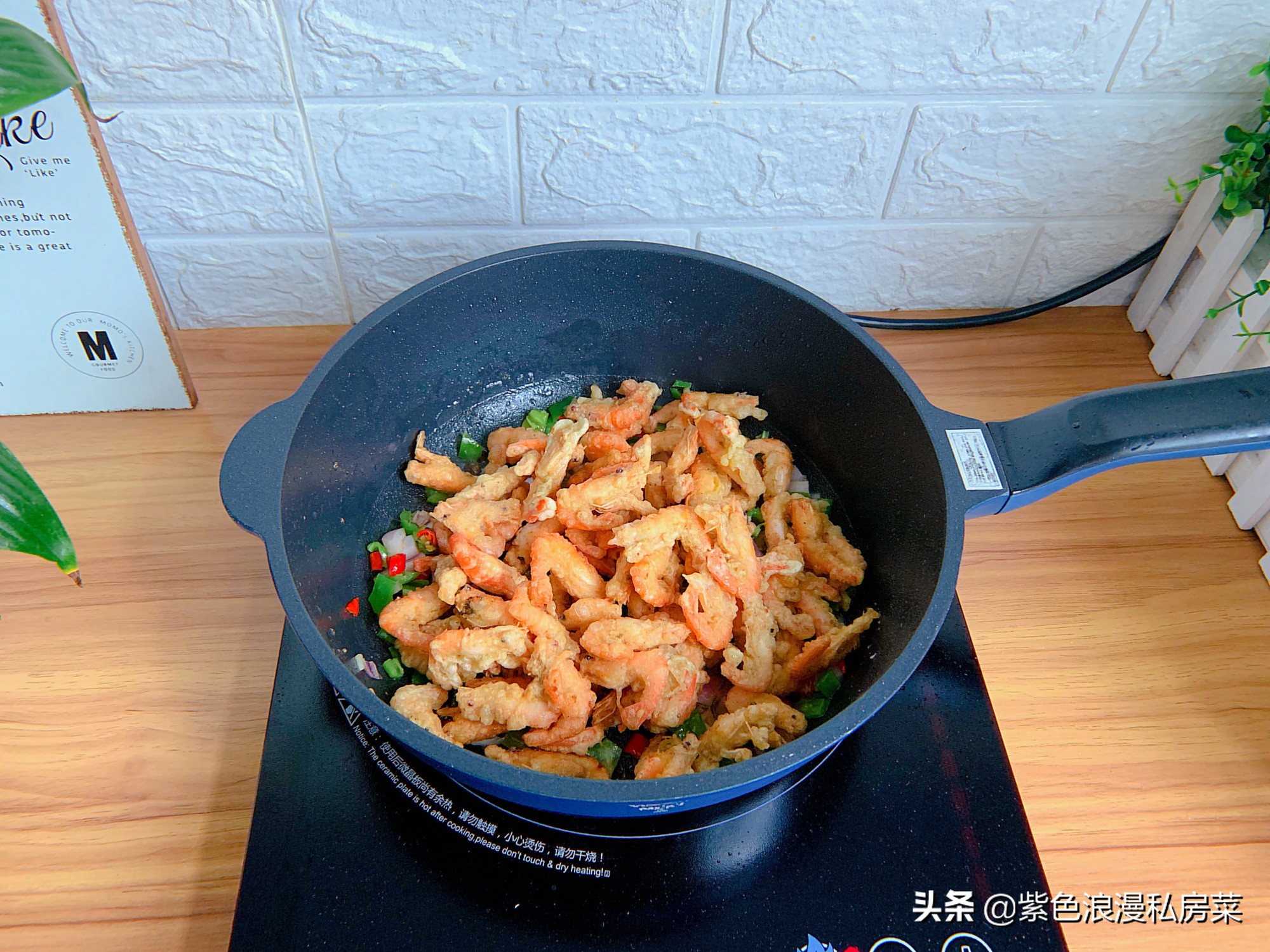 干炸小河虾金黄酥脆好吃又补钙,吃小河虾补钙是连皮一起吃吗