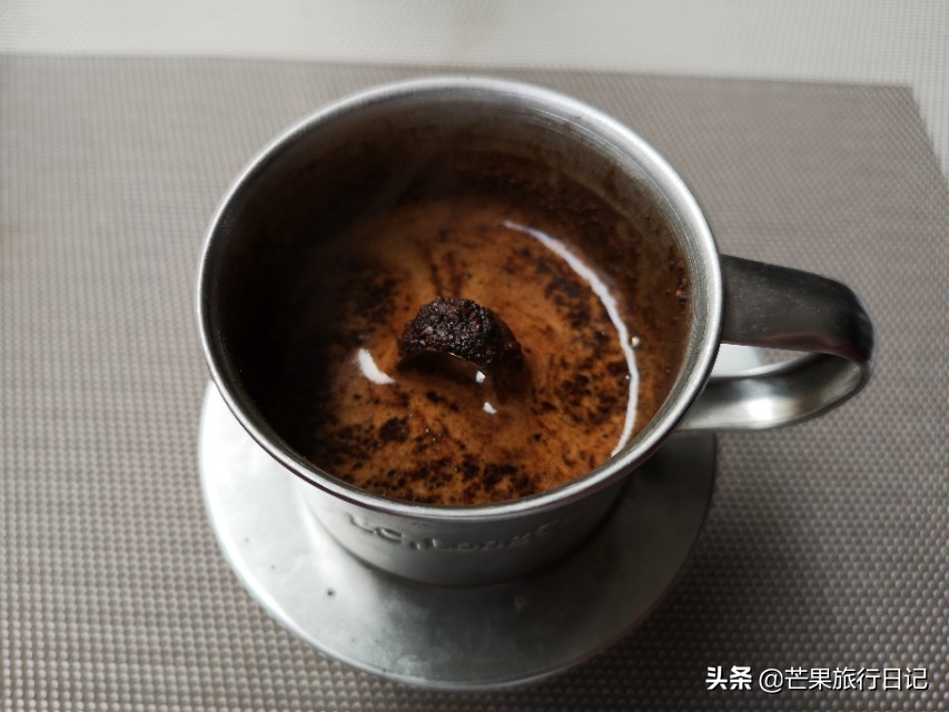 两个广东女孩越南自由行，老街逛超市发现方便面只要6毛，真便宜