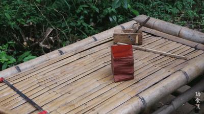 中国老爷爷给孙子做的神奇玩具,老外看中国爷爷给孙子做玩具