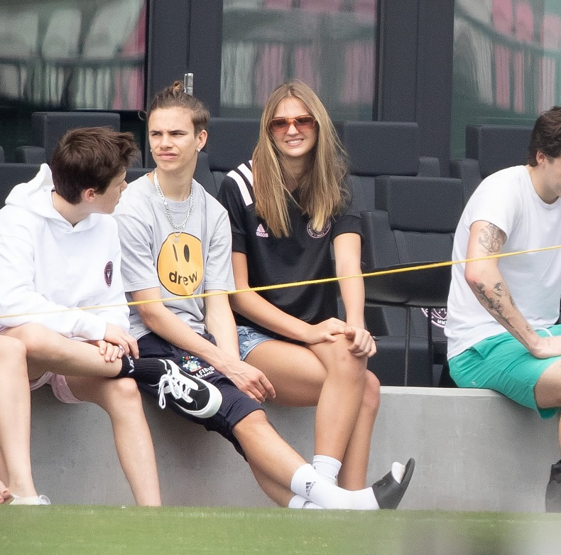 贝克汉姆带儿子踢足球,贝克汉姆贝嫂带小七