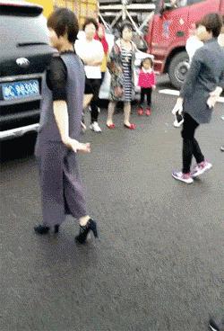 搞笑gif趣图妹子你别闹了,搞笑gif妹子你又调皮了