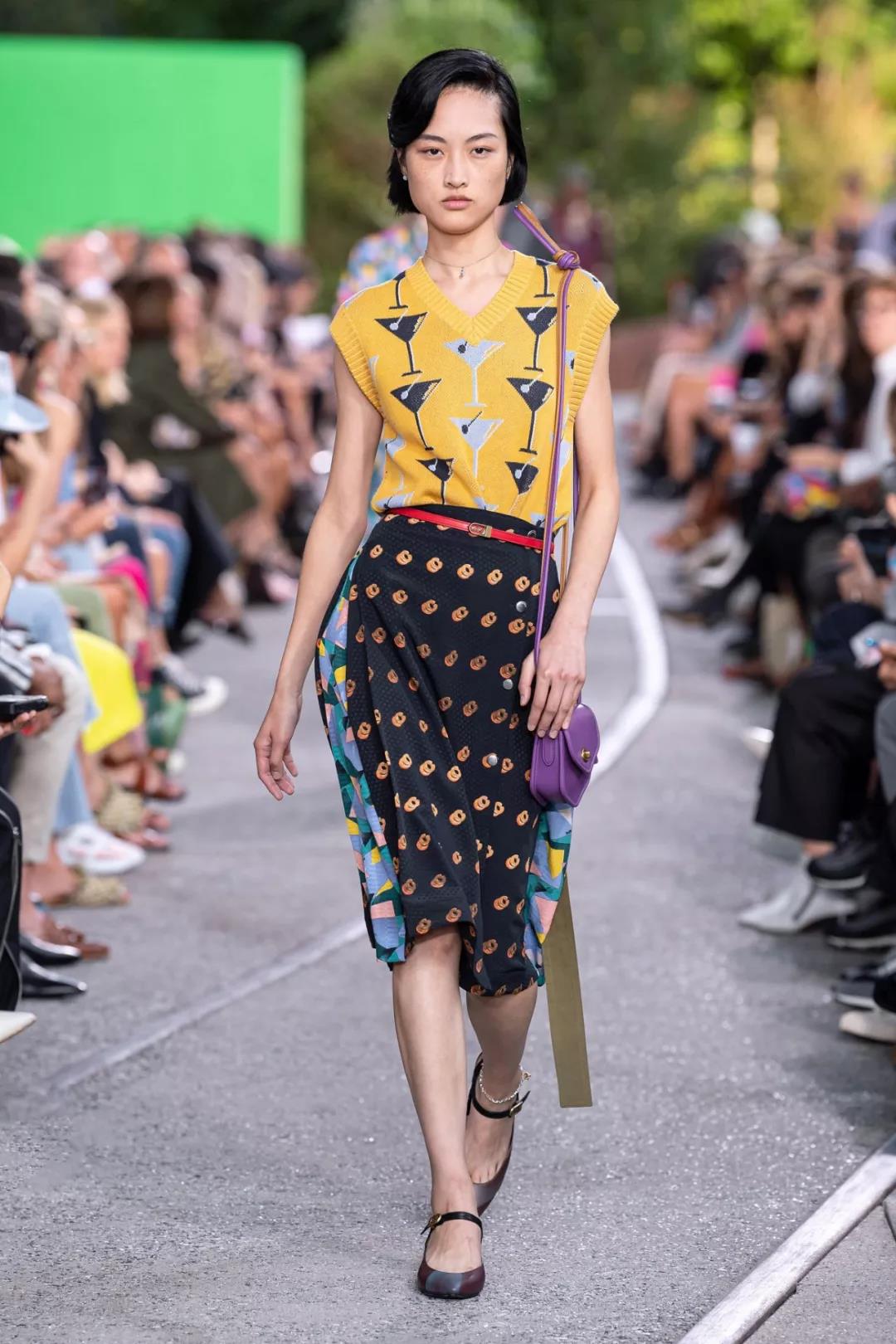 2021年最流行黄灰的穿搭,2023高级色系穿搭