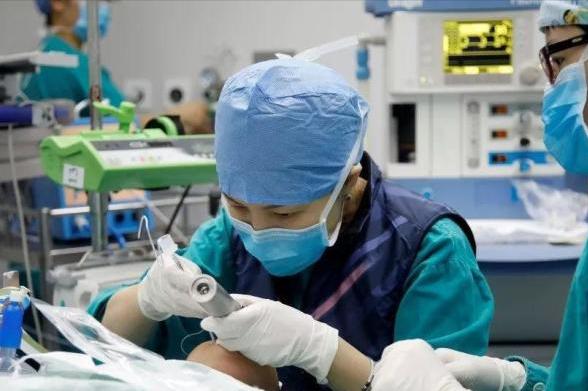 一个医生做甲状腺手术,甲状腺手术从脖子做还是胸腔做