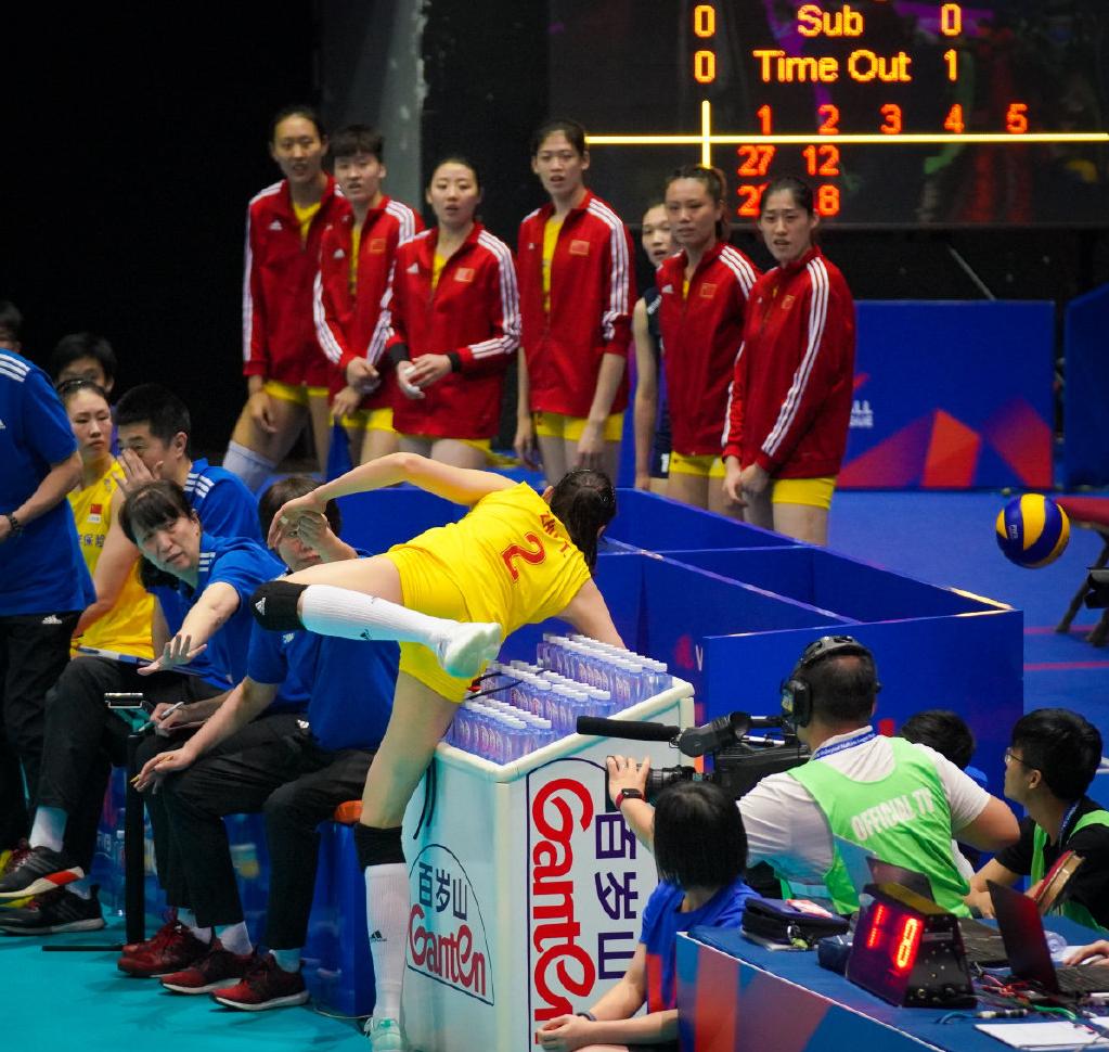 排球朱婷精彩瞬间,朱婷救球手腕受伤