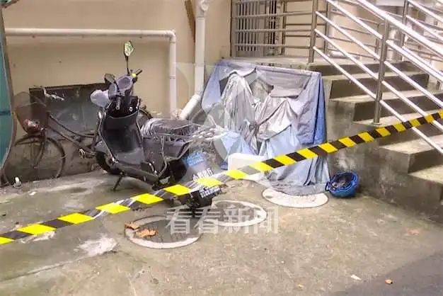 外卖小哥雨夜拔充电器触电后被救,外卖员积水处拔电瓶插头触电身亡