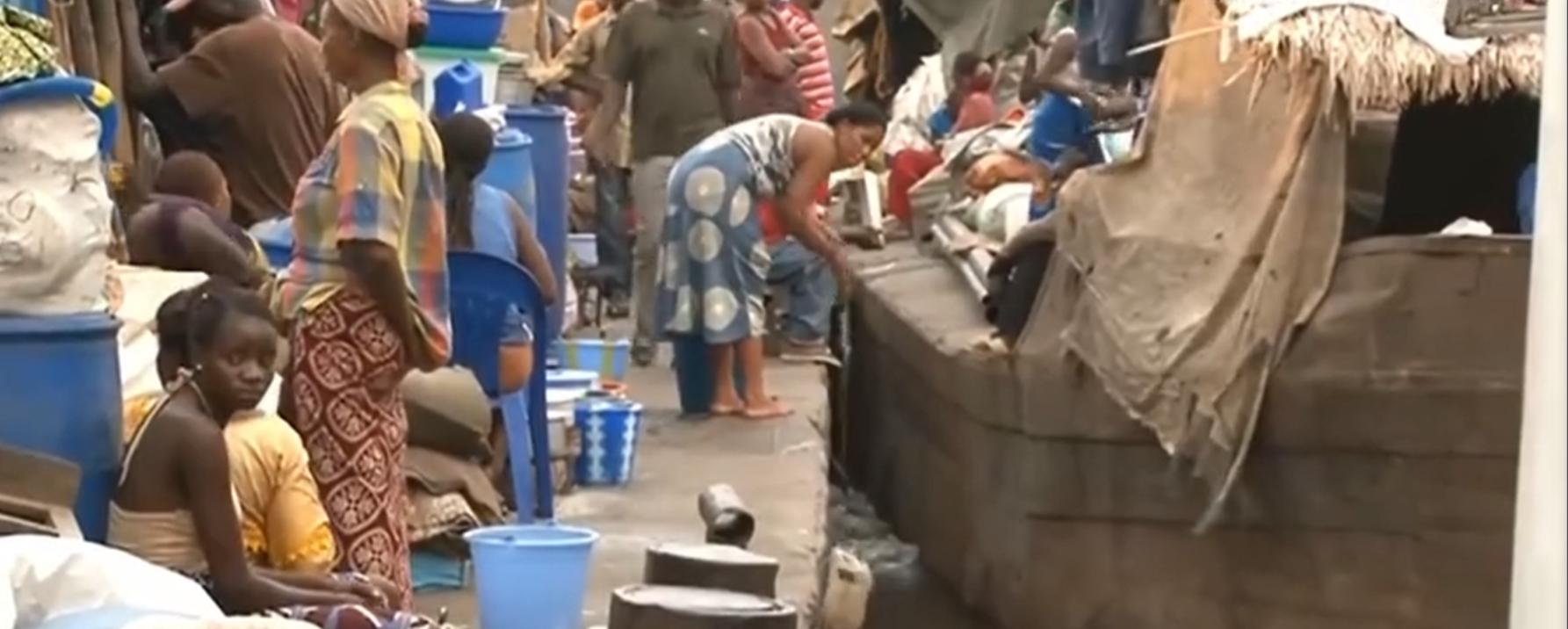 非洲货船严重超载，1700人挤在上面没有厕所，晚上开船用手电照明