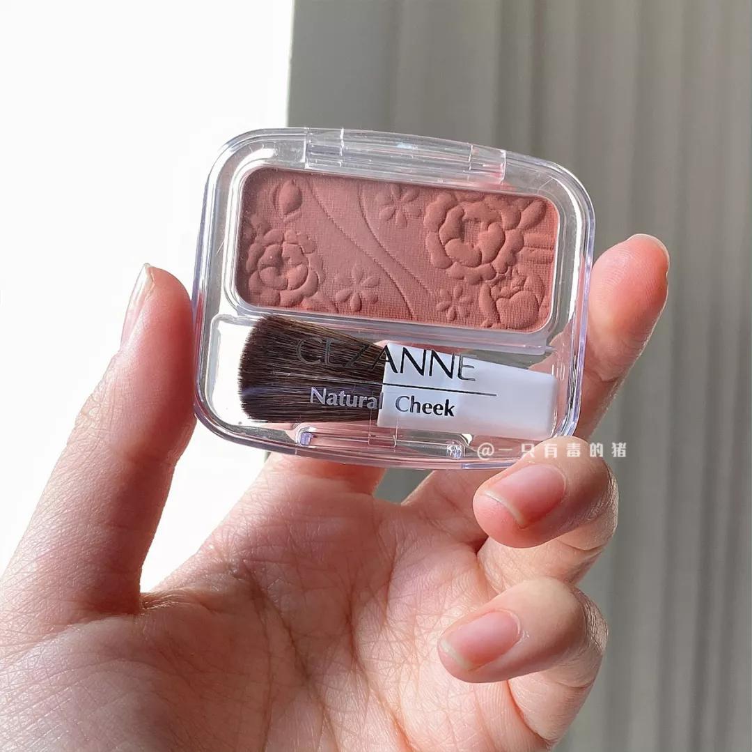 黄皮彩妆推荐一套还是二套,适合黄皮的大牌彩妆推荐眼影