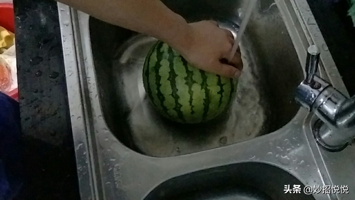 西瓜原来是这样切的,吃了很多年西瓜