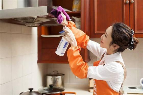 清洗油烟机一喷一擦轻松搞定,用什么洗剂清洗油烟机最快最干净