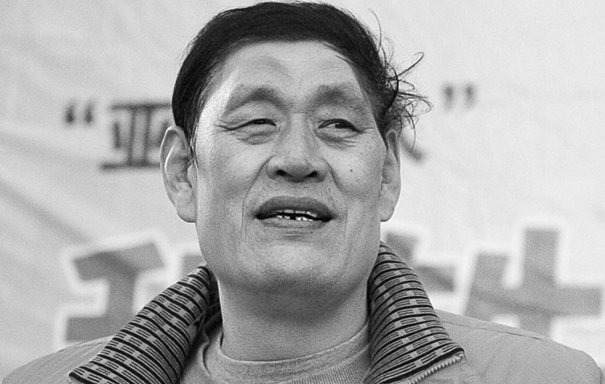 穆铁柱葬礼现场,郑海霞穆铁柱巨人症