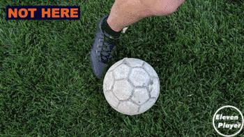 足球基本知识和球性,足球基本功训练拉球绕过另一条腿