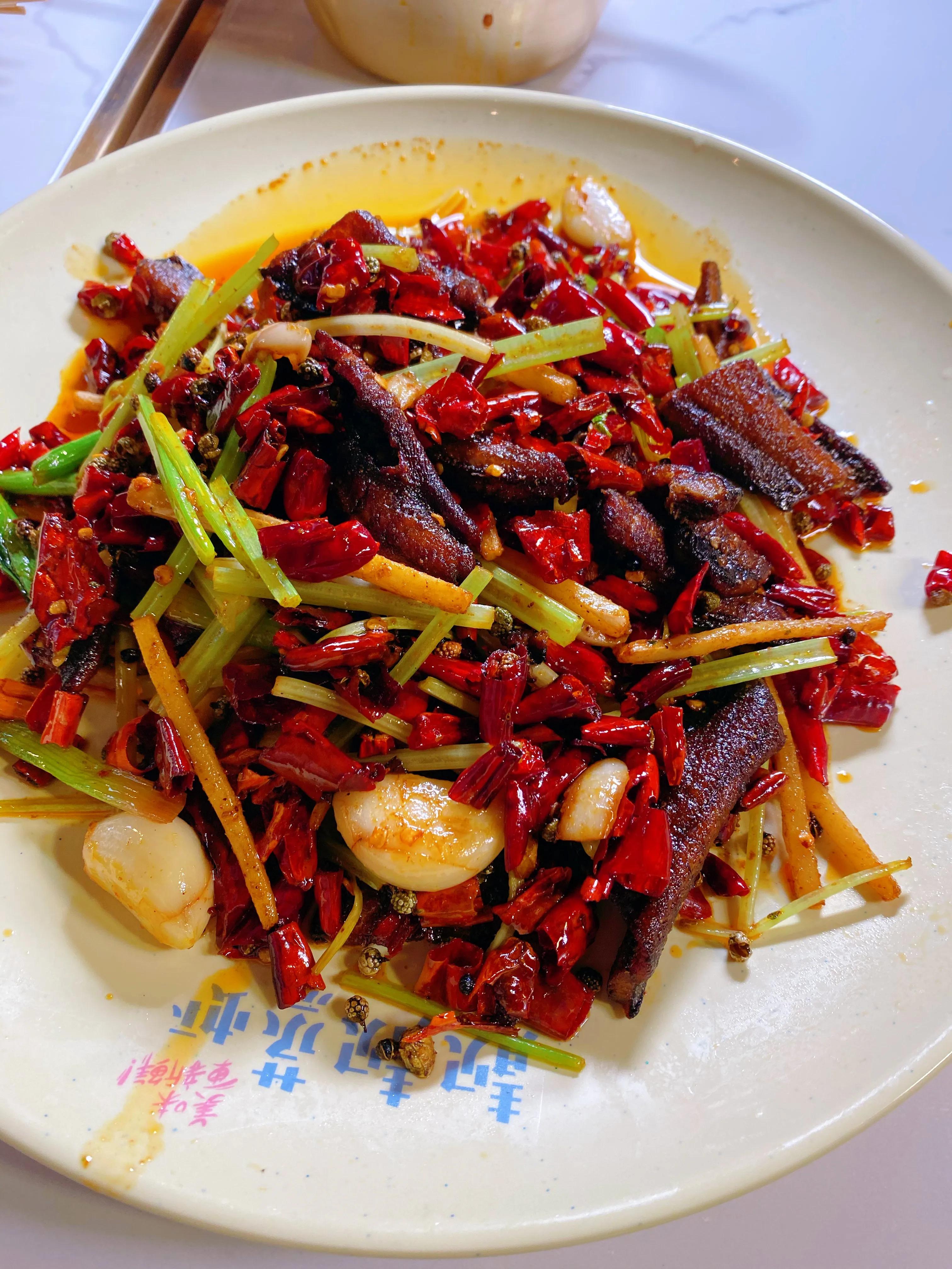 没想到西安这家饭店，把虾做出了各种“花”，排队吃虾人真多