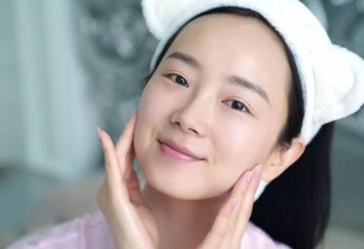 脸上干燥起皮出油怎么办,脸上出油多怎么护肤最有效