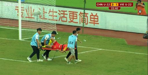 越南小将亚洲杯头球一跃成名,越南球员梅开二度