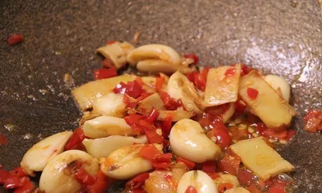 黄花鱼和金鲳鱼哪个更好吃刺少,金鲳鱼刺少肉鲜