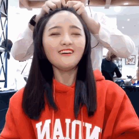 脸大的女生比较适合什么发型,脸大的女生适合怎样的发型显年轻