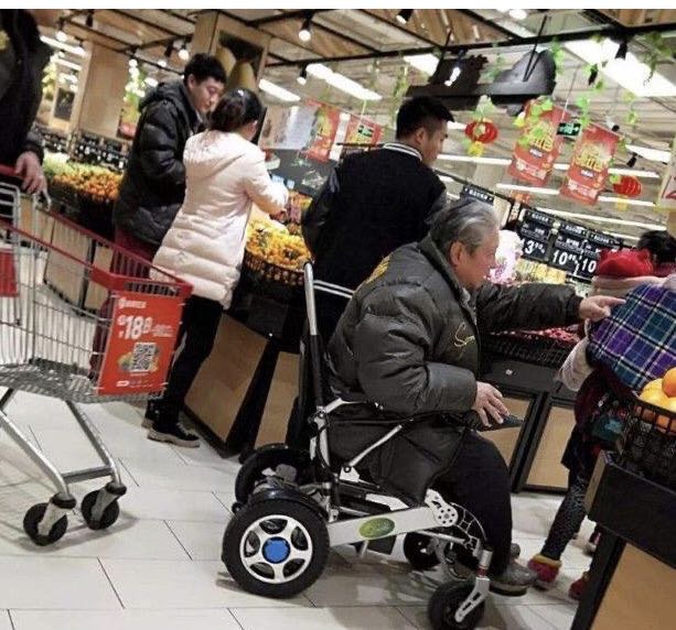 71岁洪金宝拄拐杖哽咽领奖,68岁洪金宝身体瘦成皮包骨头