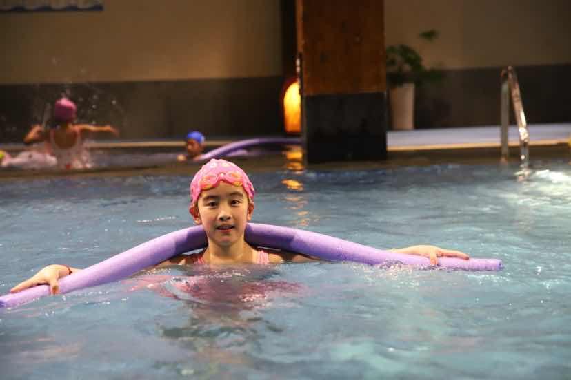 钱塘小“美人鱼”水中漫舞，为杭州亚运会加油