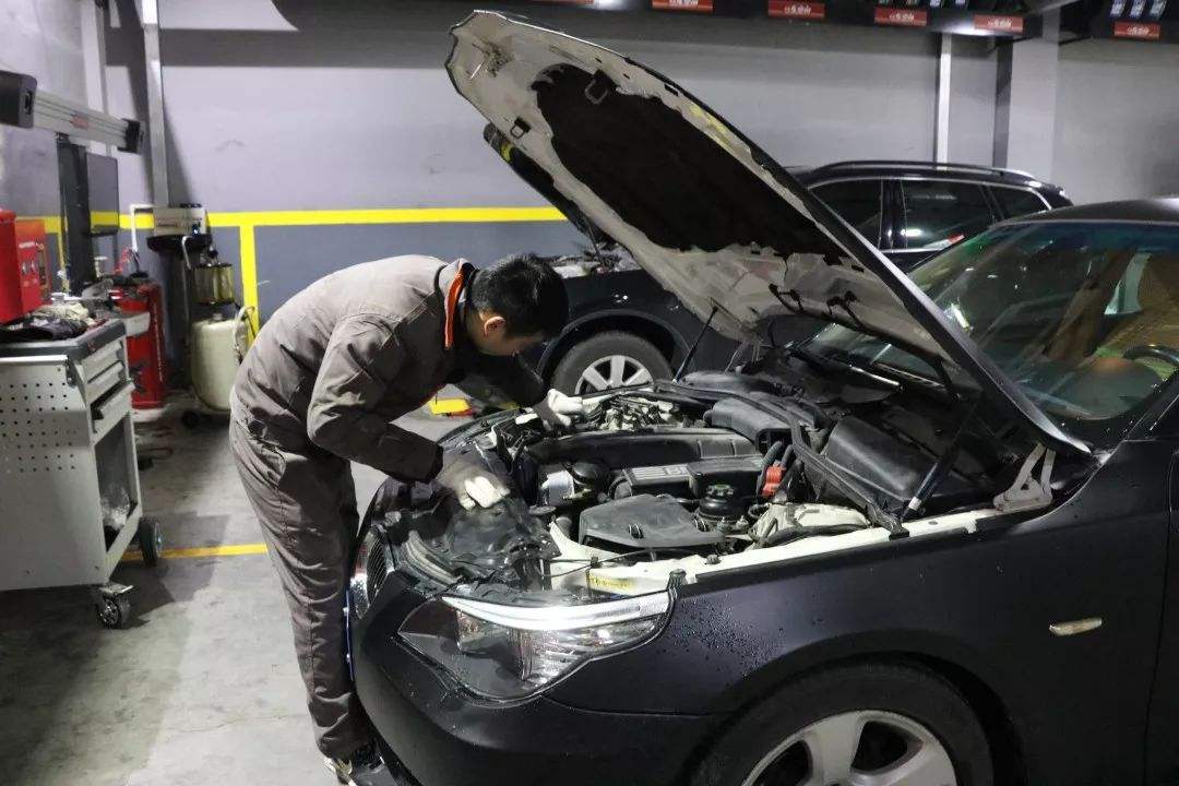 汽车什么时候换机油最合适呢,汽车跑多少公里必须换