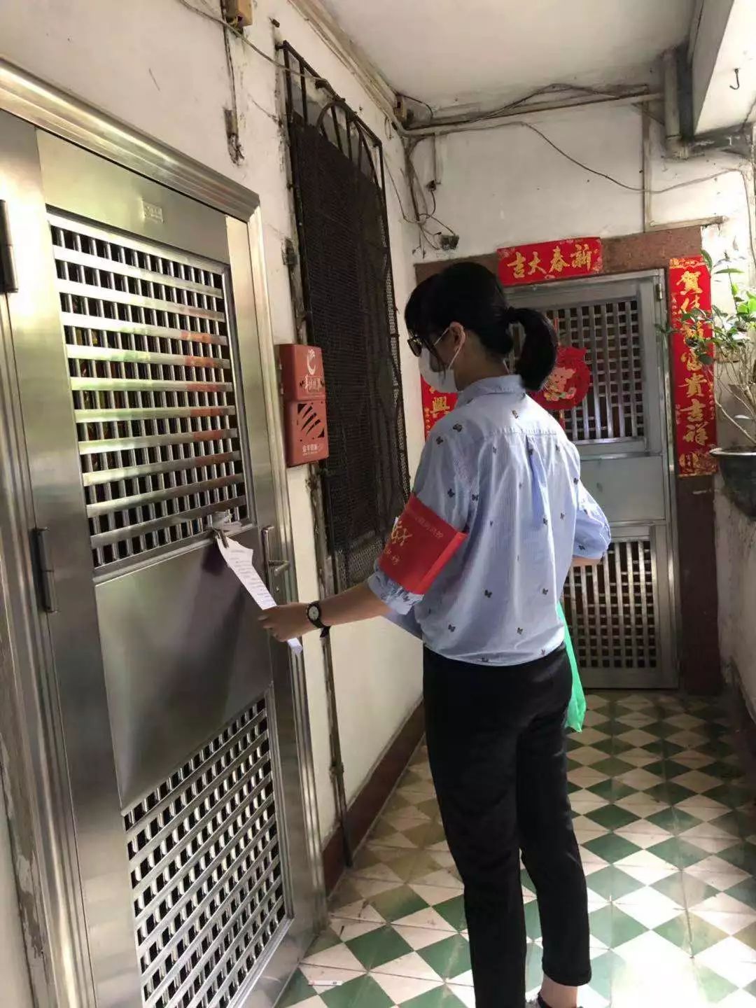 持续推进在职党员进社区志愿服务,在职党员下沉社区开展志愿服务