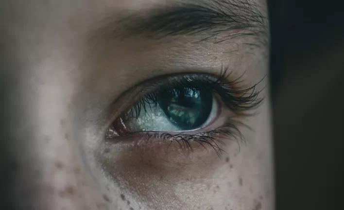 男性黑眼圈产生的原因,人多大年纪会产生黑眼圈