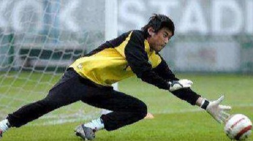 他曾力压两位国门坐稳豪门主力,联赛首轮向对手通风报信