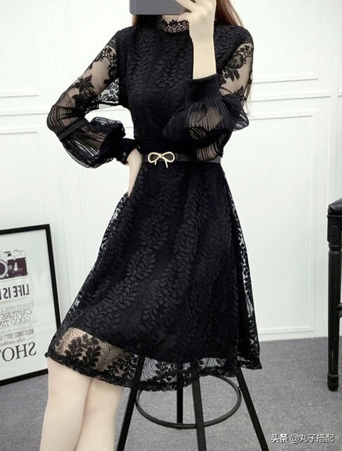 蓝色蕾丝镂空连衣裙怎么搭配,镂空蕾丝连衣裙清新妩媚两不误