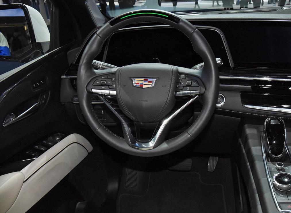 “浴皇大帝”凯雷德运动版，气场不比揽胜差，车长近5.4m+623N·m